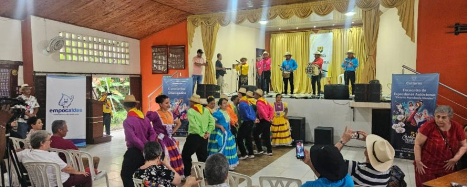 La agrupación artística del resguardo indígena de Cañamono y Lomapriera en la presentación de sus danzas. 