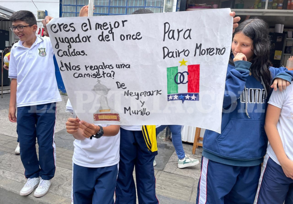 Este es uno de los mensajes que los estudiantes en Aranzazu hicieron para recibir a Dayro Moreno. El goleador visita este martes el municipio.