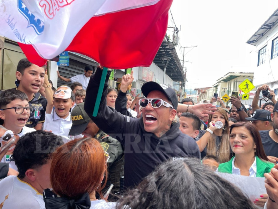 Las calles de Aranzazu se convirtieron este martes en una reunión de la hinchada del Once Caldas, que en el estadio Palogrande acostumbra cantar: "Dayro, Dayro, Dayro goleador". El ídolo albo estuvo en el municipio y compartió con la comunidad.