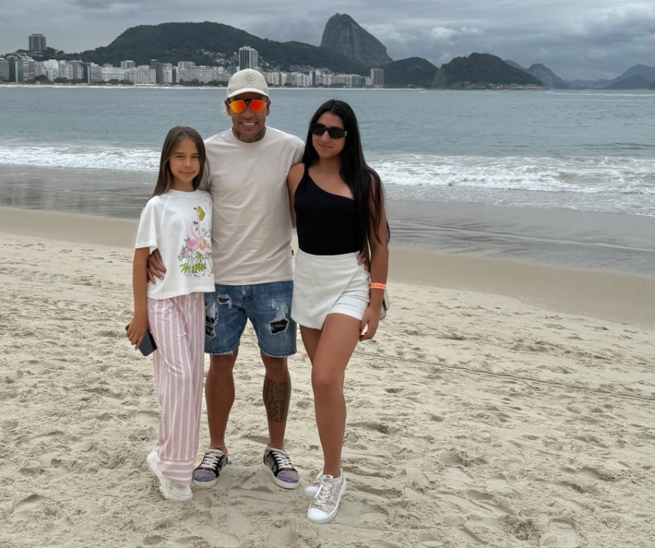 Dayro Moreno, goleador del Once Caldas, en la playa de Copacabana (Río de Janeiro), con sus hijas Shantal y Salomé.