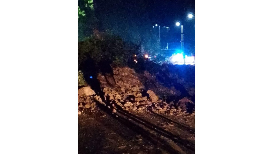 Video: rescatan con vida a dos mujeres que fueron atrapadas por un derrumbe en la vía Manizales - Pereira