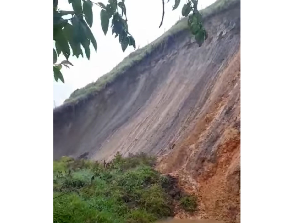 Este es el derrumbe que cayó en la vereda El Jardín, de Neira, y que dejó incomunicada a la comunidad.