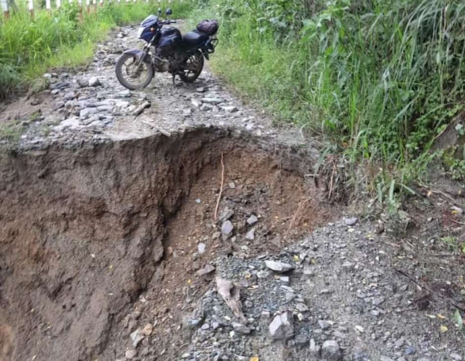 La maquinaria despeja y los derrumbes retornan en una vía de Caldas. Ciudadanos que usan la carretera exponen un aumento en el precio de alimentos como la papa y la zanahoria. Hay niños que no pueden ir a clase.