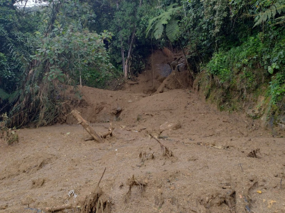 Una vía que conecta a dos municipios del Norte de Caldas está enlodada por un derrumbe al costado del camino. Vea el reporte diario de las vías departamentales. Hay 26 rutas afectadas.