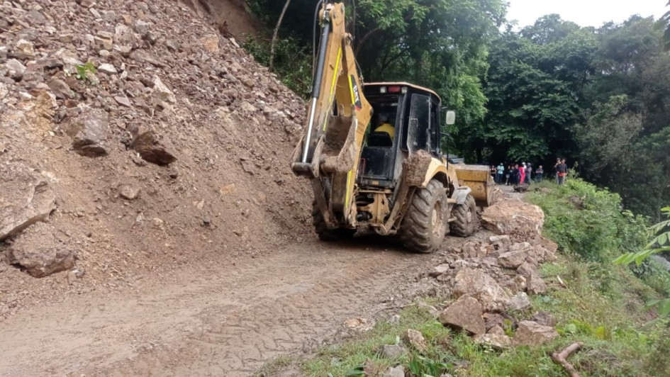 Una ruta que une el Norte de Caldas con Antioquia está reducida a un carril por un derrumbe que fue atendido por la Gobernación caldense. Hay ocho rutas cerradas este lunes (19 de mayo).