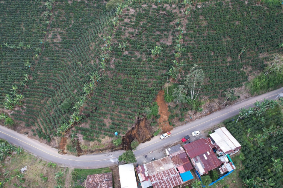 El derrumbe tapó un carril de la vía el lunes de la semana pasada (19 de mayo). Desde entonces, sigue activo e hizo que tres familias salieran de sus hogares como medida preventiva.