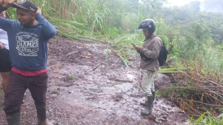 Las vías de una comunidad de Caldas amanecieron repletas de derrumbes tras las lluvias. Hay 20 vías con obstáculos en el departamento este viernes (16 de mayo).