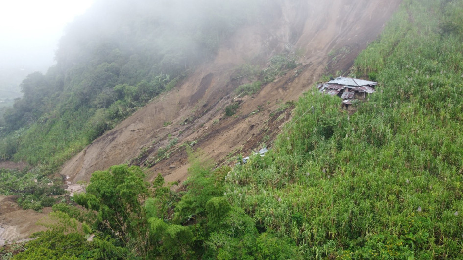 Un estruendo alarmó a la comunidad en la noche del lunes, se trataba del alud que causó la desaparición de una mujer.
