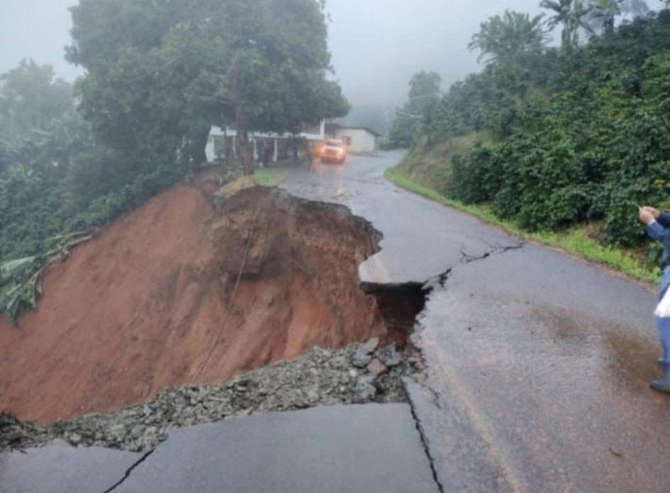 Mientras los organismos de atención hacían presencia en la vía Balboa - La Virginia se deslizó por completo la bancada, dejando sin carretera principal a Balboa