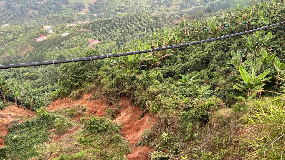 Un derrumbe tapa una vía entre Risaralda y Caldas. Los movimientos de tierra y el lodo ponen en peligro a quienes transitan. Se sugiere una ruta alterna.