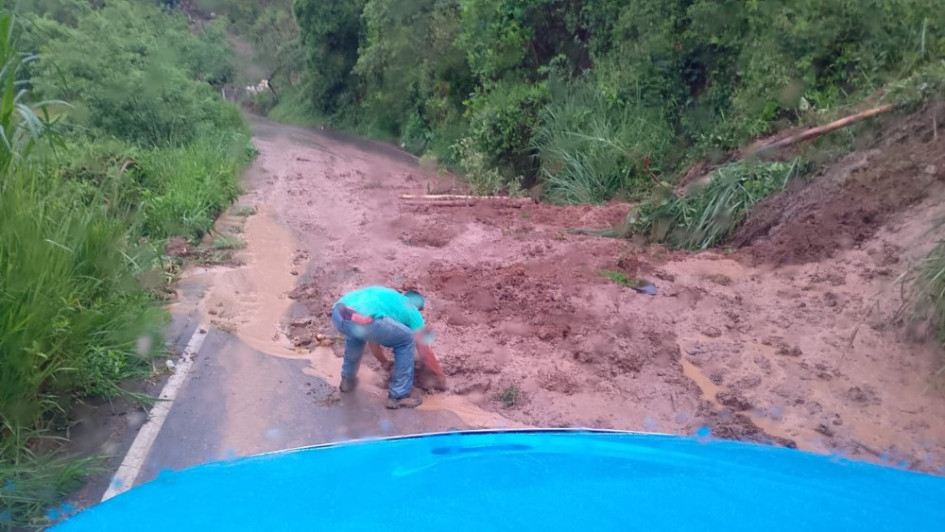 Deslizamientos de tierra, roca y capa vegetal entre Irra - Quinchía tienen la vía bloqueada