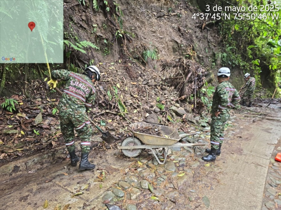 En Quindío tropas de la octava brigada han ayudado durante el fin de semana a remover tierra y elementos vegetales que han caído por la ola invernal 