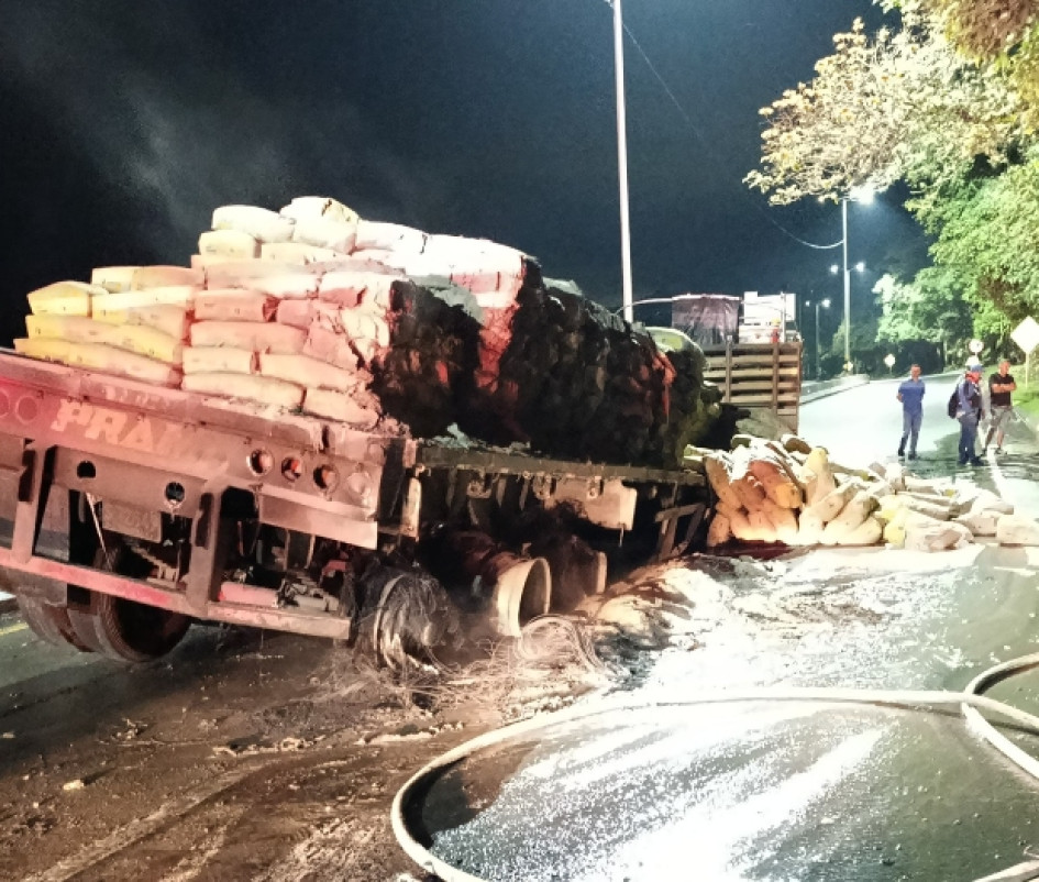 Foto | UGR | LA PATRIA  Así quedó el carro incendiado esta madrugada.