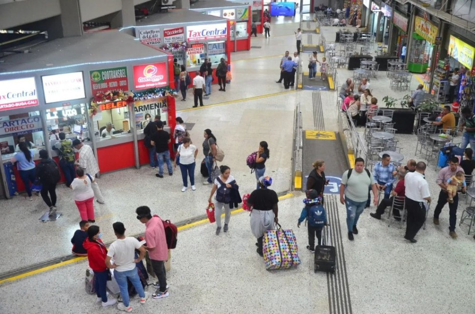 Las personas que no cuenten con la vacuna aplicada con anterioridad a 10 días a la ocurrencia del traslado, deberán firmar un documento donde asuma la responsabilidad 