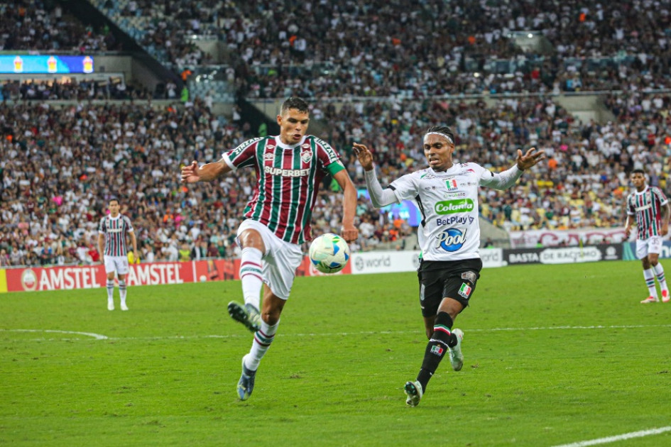 Thiago Silva, de Fluminense, disputa el balón con Esteban Beltrán, del Once Caldas.