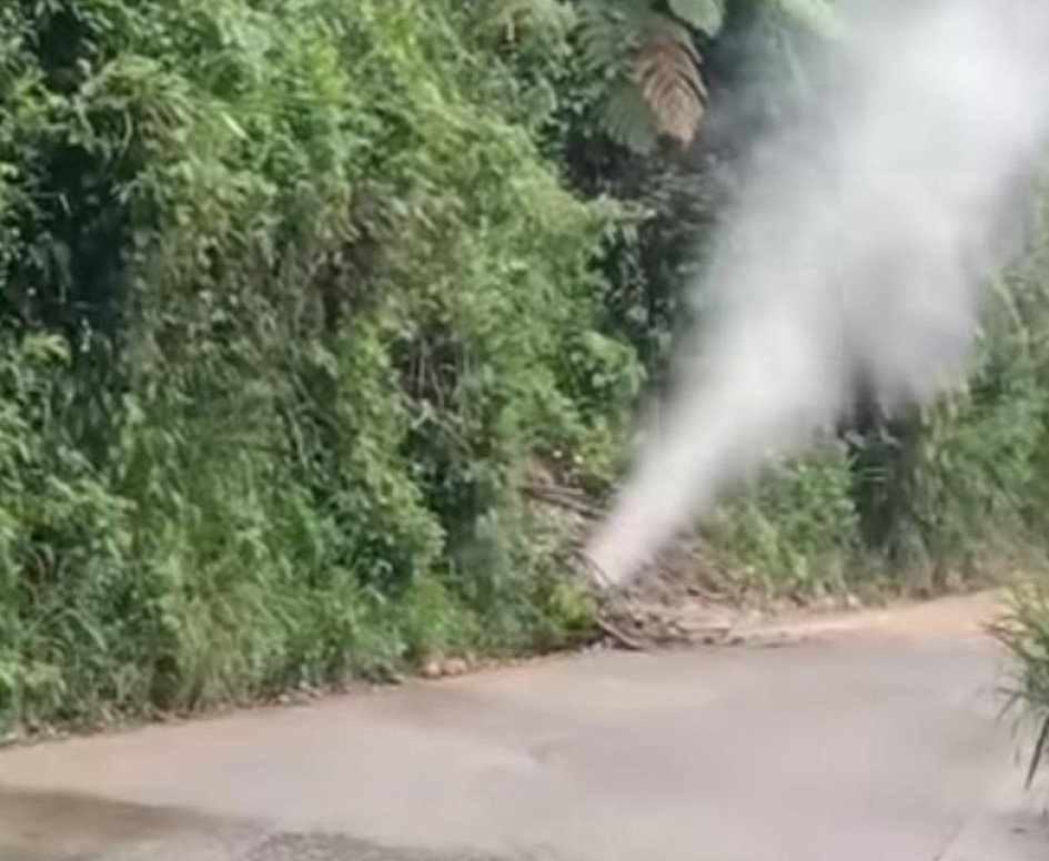 Esta es la fuga de gas en el sector de la Vuelta a la Marrana que tiene cerrada la vía Neira - Aranzazu.