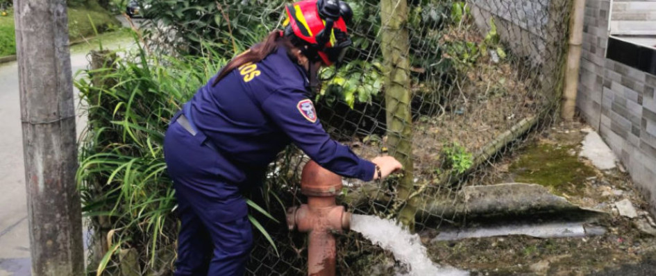 Los bomberos son las personas capacitadas para manipular este tipo de equipos de la ciudad. 