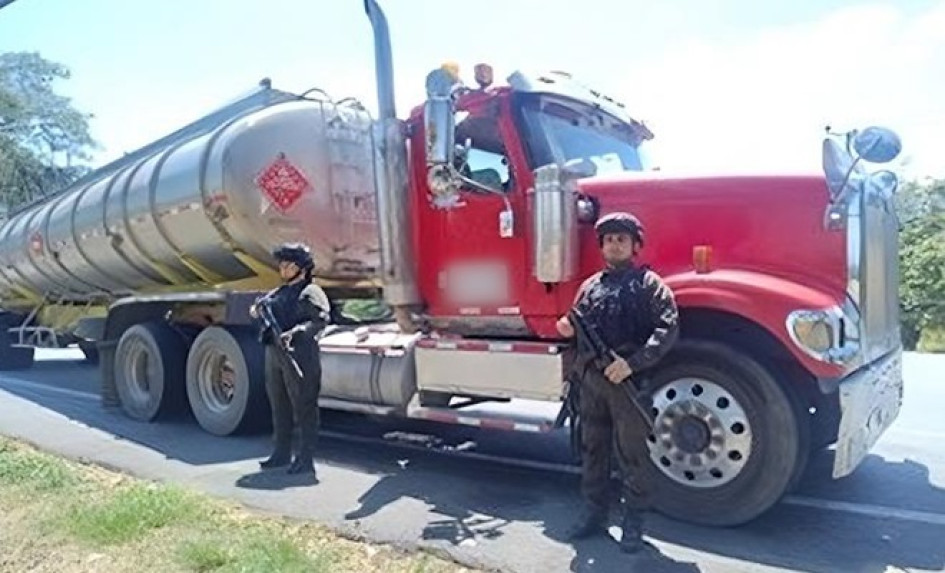 El capturado llenó de gasolina un carro propiedad de la empresa para la que trabajaba, al parecer, sin autorización.