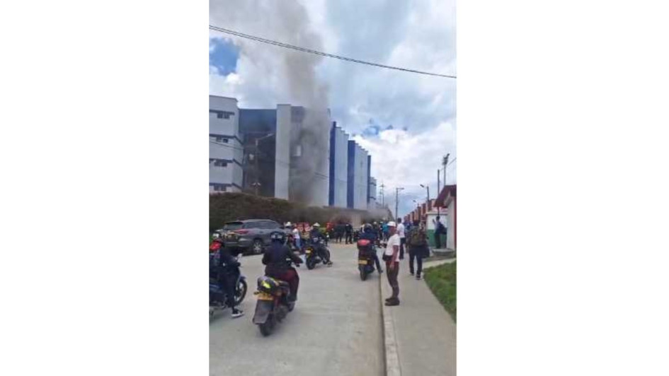 Video: atienden incendio en una tienda de Manizales