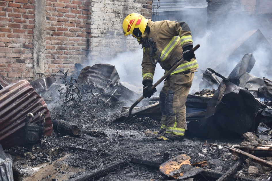 12 personas quedaron sin viviendas, un gato murió y otro desapreció en incendio en Puerto Caldas (Pereira). Autoridades investigan causas de la conflagración