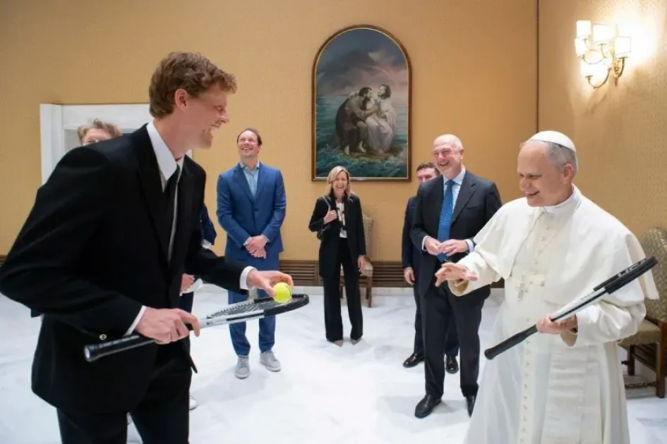 El mejor tenista del mundo en la actualidad, Jannik Sinner, visitó al papa León XIV en el Vaticano.
