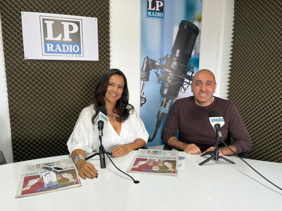 Artista colombo-mexicana Juanita No Te Pierdas y el coach del subconsciente Juan Pablo Ortiz.