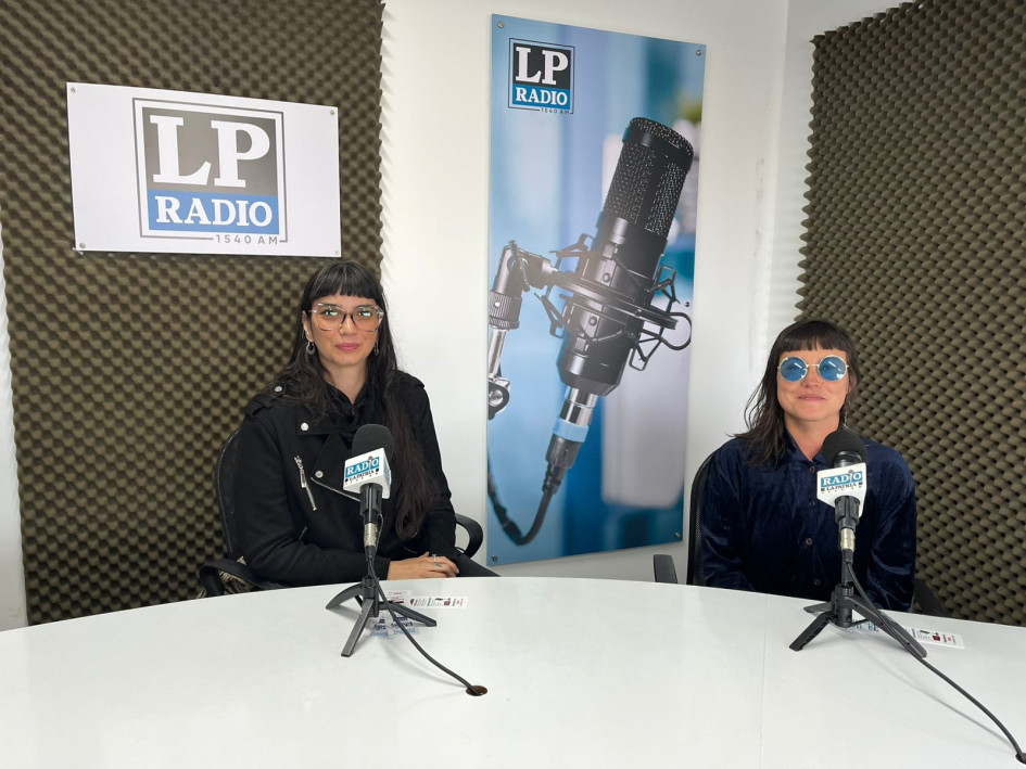 Laura Hernández Mejía, coordinadora de la Agenda Cultural de Cinespiral, y Daniela Narváez Mejía, artista plástica local.