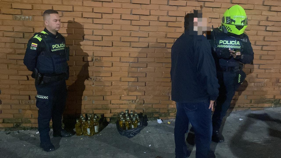 Los ciudadanos portaban escarapelas de la organización del evento y los sancionaron por intentar ingresar el licor al concierto.