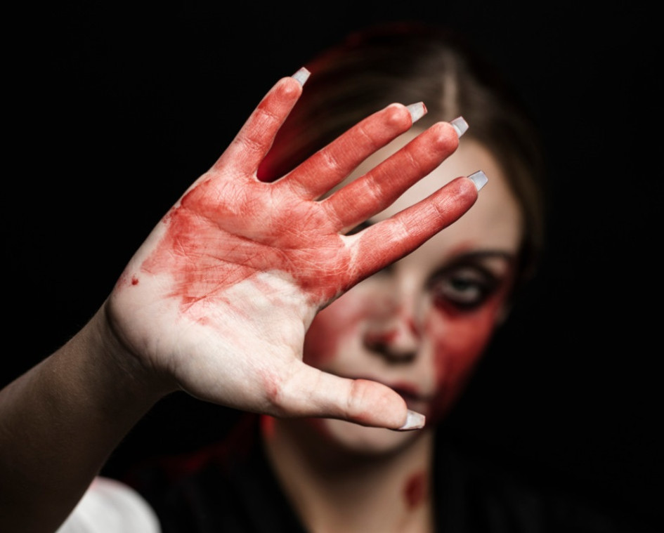 El presunto agresor habría causado lesiones a su pareja, el hijo y destrozos en la vivienda.