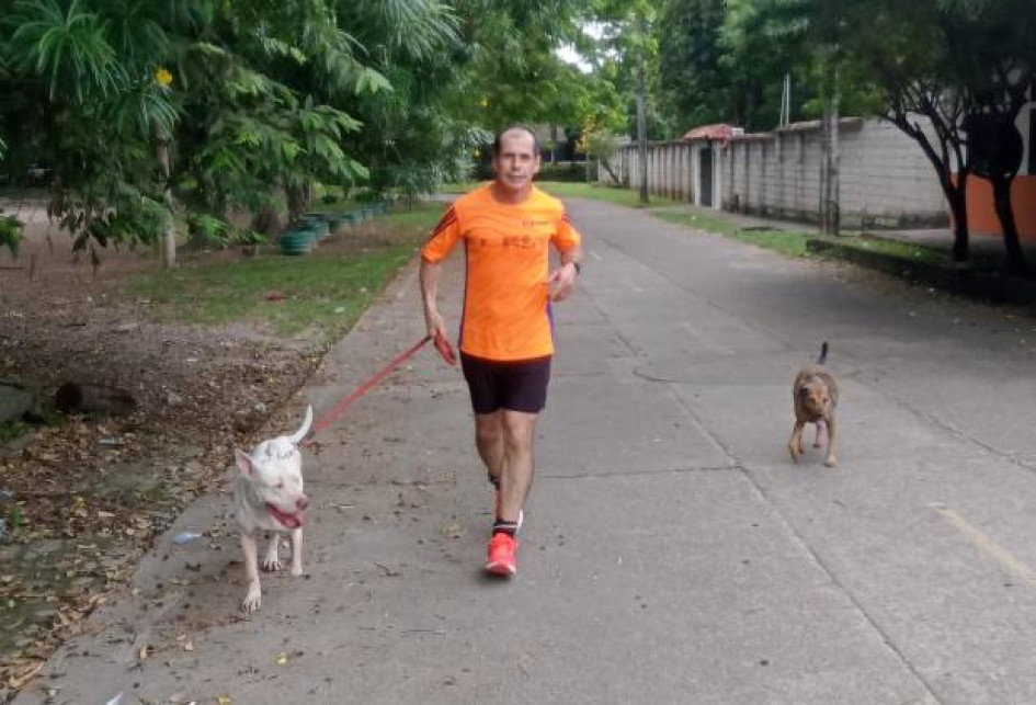 Manuel Valencia y los perros, que lo acompañan en cada entrenamiento. “Todos los días están listos, así yo descanse, para que corramos por todos estos parajes de La Dorada y alrededores”, dice el atleta.
