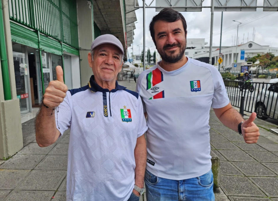 Marcelo y Pablo Osorio, padre e hijo que llegaron desde Tuluá para ver al Once Caldas en su partido de Copa Sudamericana ante Unión Española.