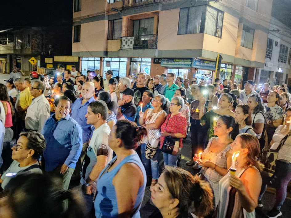 En Chinchiná marchan con linternas y velas por las calles del Centro, en rechazo a las alzas en el avalúo catastral urbano y el predial. Cacerolazo y protestas.