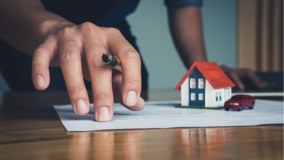 Documento con una casa encima