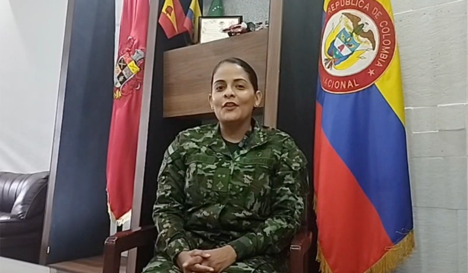 Melissa Julio es una teniente médico que encuentra en el batallón de Artillería No. 8 de Pereira. Divide su vida entre el ejército, ser médica y mamá. 