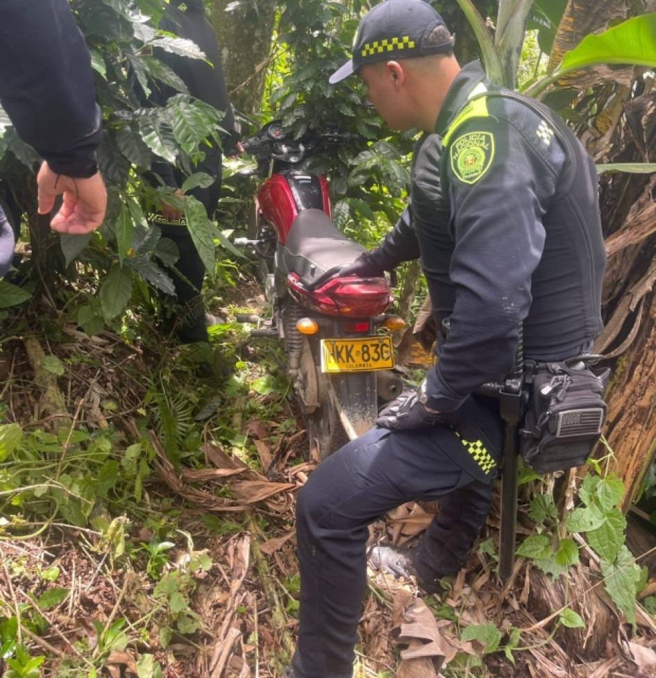 Fotos de Teleaguadas| LA PATRIA  La moto robada este viernes 30 de mayo la escondieron en un cafetal.