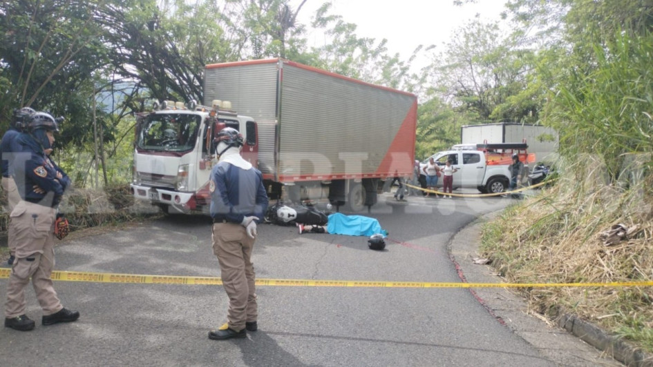 La víctima, sin identificar, colisionó contra el camión en zona rural de Belalcázar.
