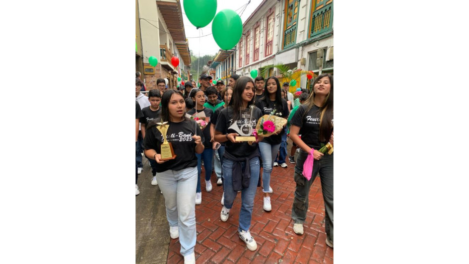 Desfile en la calle real de Neira.