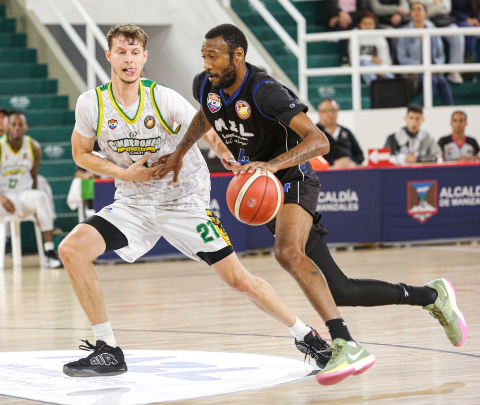 El norteamericano Gregori Heckstall (d), figura en la victoria de MZL Manizales Sabios ante Cimarrones con 7 triples convertidos. El equipo vuelve a jugar el sábado (17 de mayo) en el Coliseo Mayor.