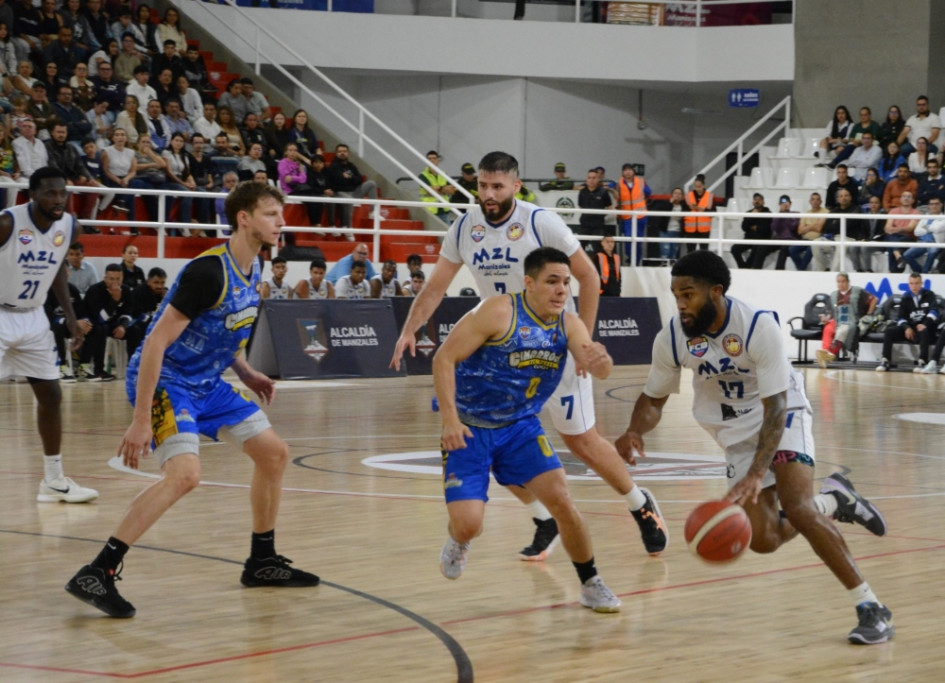 El norteramericano Walyn Naper (con el balón) lideró la victoria de MZL Manizales Sabios ante Cimarrones. El equipo juega nuevamente este miércoles en el Coliseo Mayor.