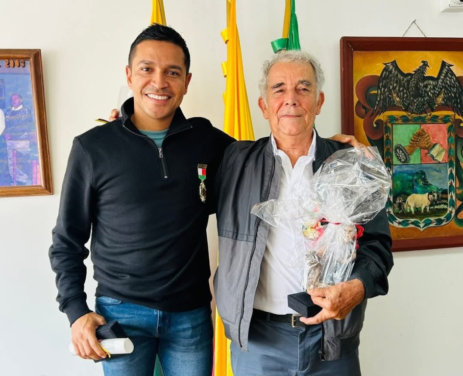 Jhon Alejandro Gallego (i) árbitro FIFA, y Rafael Jaramillo, cafetero, fueron homenajeados por el Concejo de Neira.