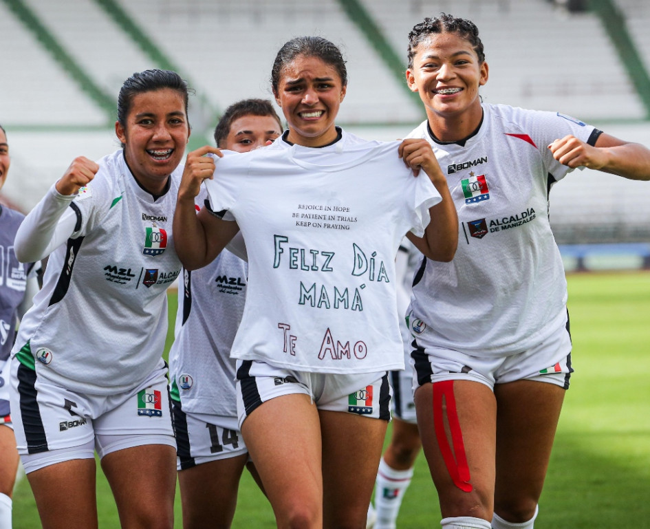 Tatiana Rivera (c) le dedicó a su mamá el gol que marcó este lunes. Once Caldas empató 1-1 con Fortaleza en la fecha 10 de la Liga Femenina.