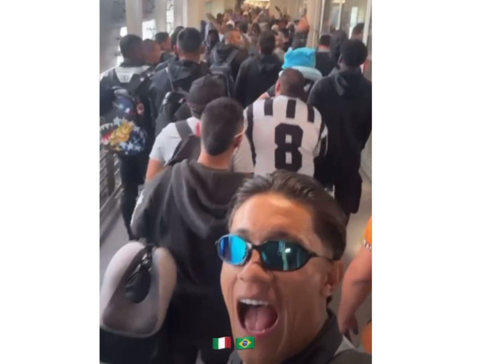 Jefry Zapata garbó un video en el que se observan los minutos previos del Once Caldas antes de viajar a Brasil. El equipo va con varios hinchas en el avión.