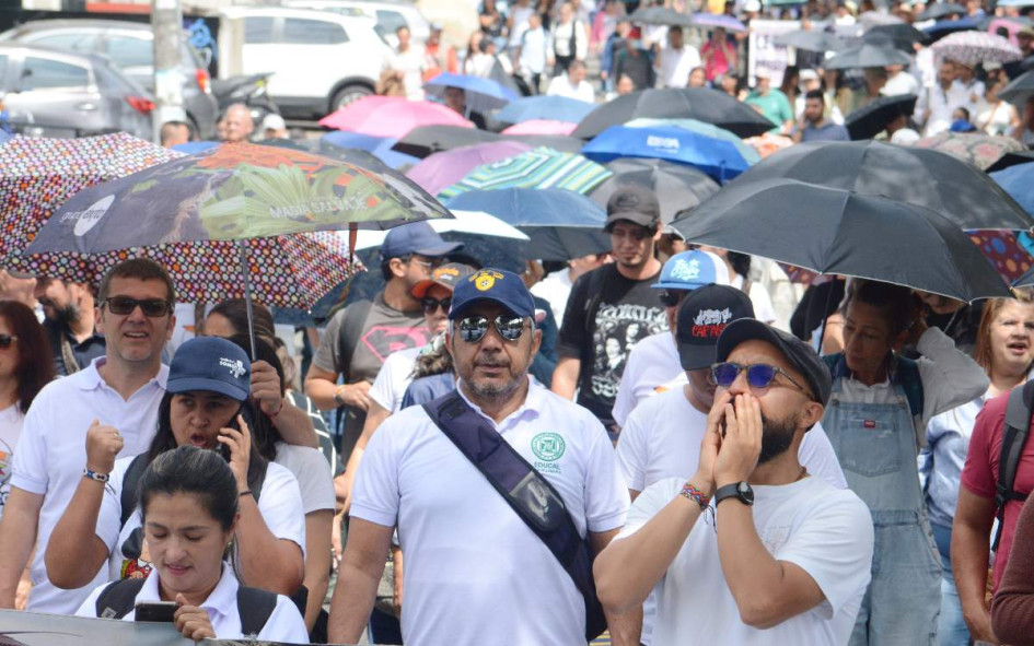 Docentes de Caldas salieron a protestar por el derecho a la salud.