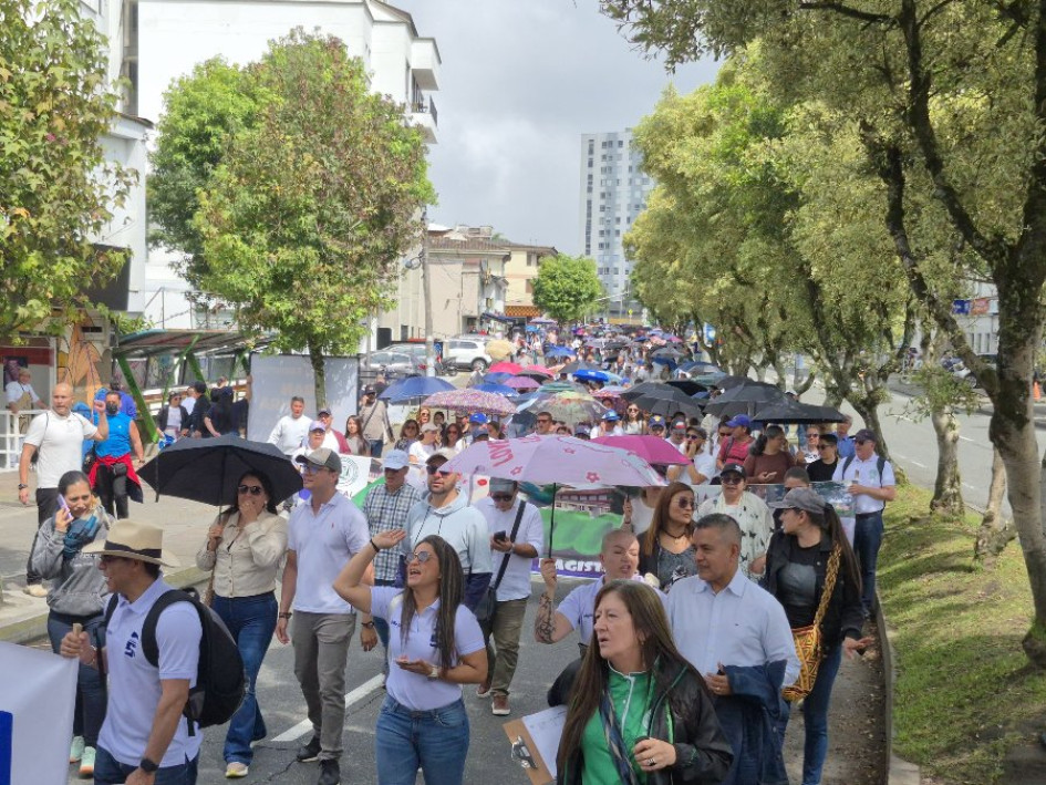 La movilización de docentes de Caldas por la avenida Santander este lunes. 