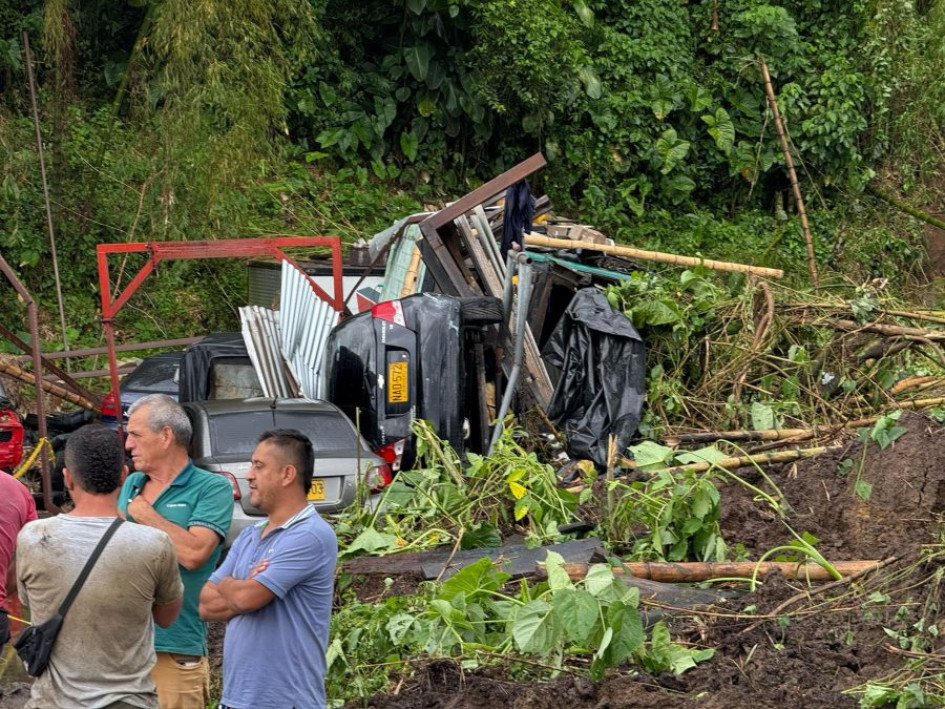 Derrumbe en el parqueadero La Estrella, en la salida de Chinchiná este viernes (2 de mayo).