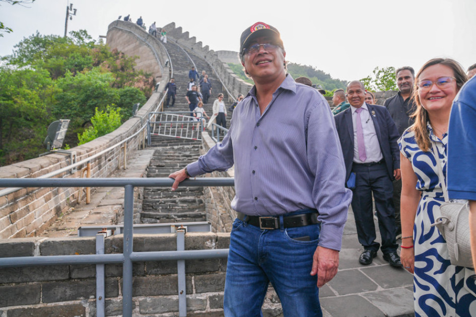 El presidente Gustavo Petro durante un recorrido por la Muralla China este lunes, en China. 