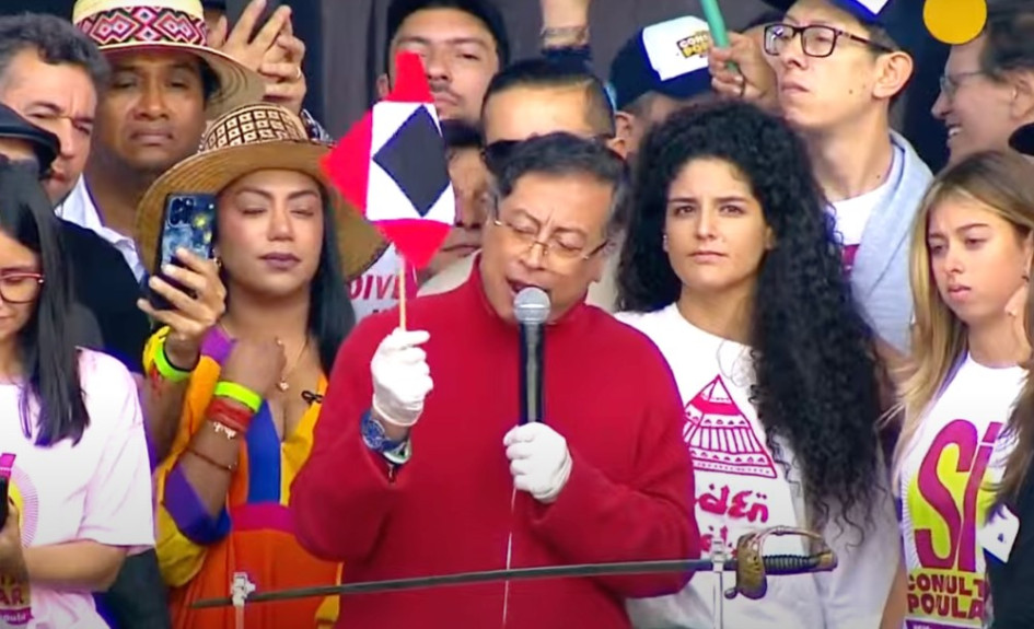 Gustavo Petro llevó este jueves (1 de mayo) la espada de Simón Bolívar a la plaza que lleva el nombre del Libertador para significar la defensa de su reforma laboral