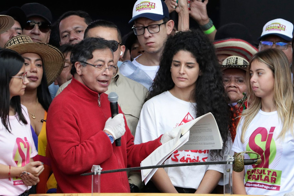 "Esa decisión popular de salir a las calles cada vez va a ser mayor antes de que el Senado apruebe la convocatoria a la consulta", dijo Petro