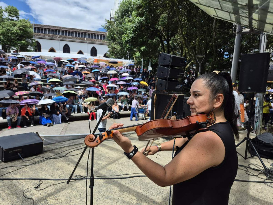 Miembro de Educal toca el violín durante el paro de maestros en Caldas.
