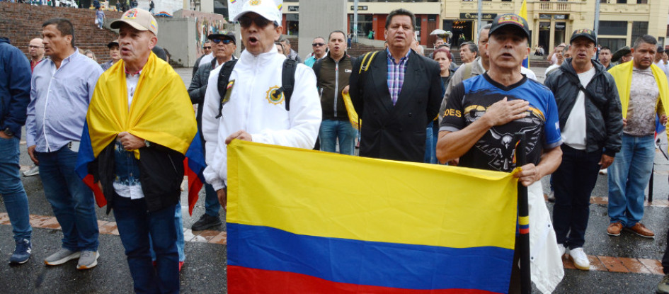 Los asistentes acudieron con banderas de Colombia y con mensajes de apoyo a los uniformados del país. 